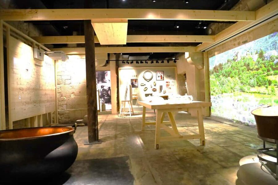 Paris: Living Cheese Museum Guided Tour with Cheese Tasting - Arriving at 39 Rue Saint-Louis en l’Île