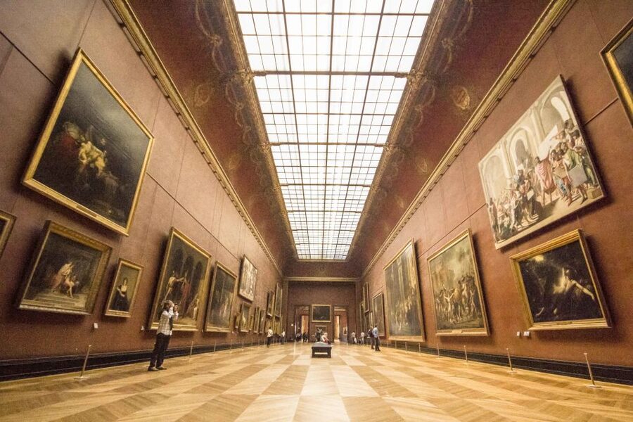 Paris Louvre: 2-Hour Private Tour for Groups or Families - A guide who can read the family