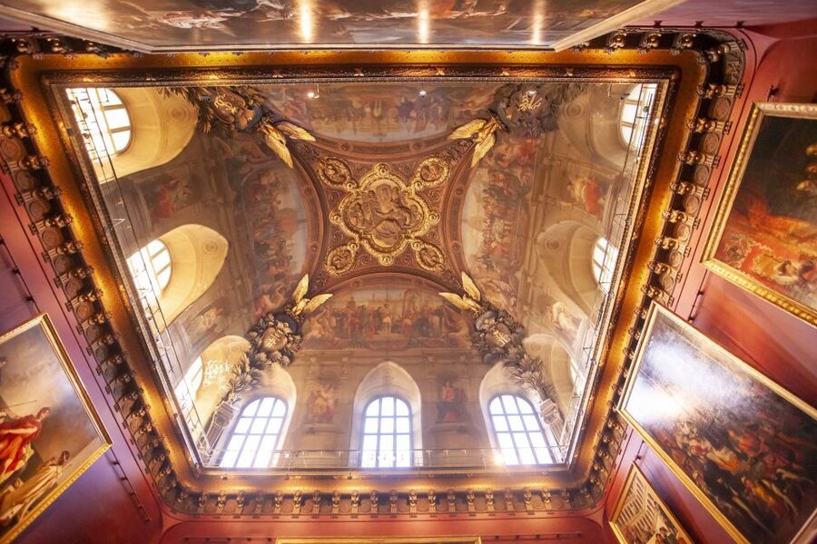 Paris Louvre: 2-Hour Private Tour for Groups or Families - Crowds, security, and the separate entrance