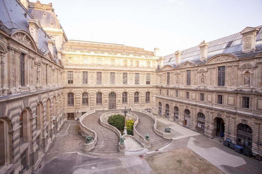 Paris Louvre: 2-Hour Private Tour for Groups or Families - Languages, access, and practical limits