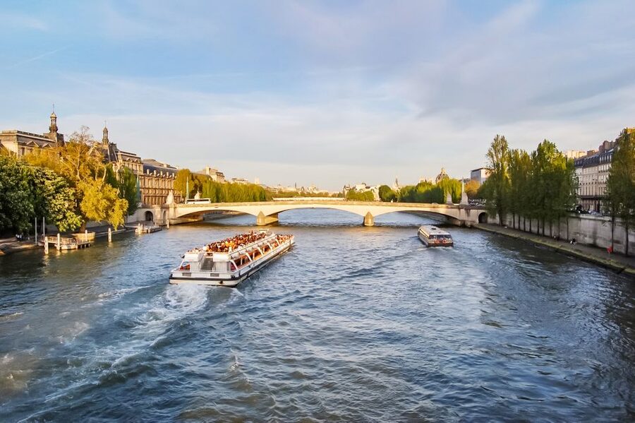 Paris: Louvre Guided Tour with Reserved Access & Boat Cruise - Meeting your guide at the Arc de Triomphe du Carrousel