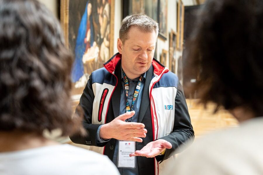 Paris: Louvre Masterpieces Private Tour with Reserved Entry - Venus de Milo and the art of stopping well