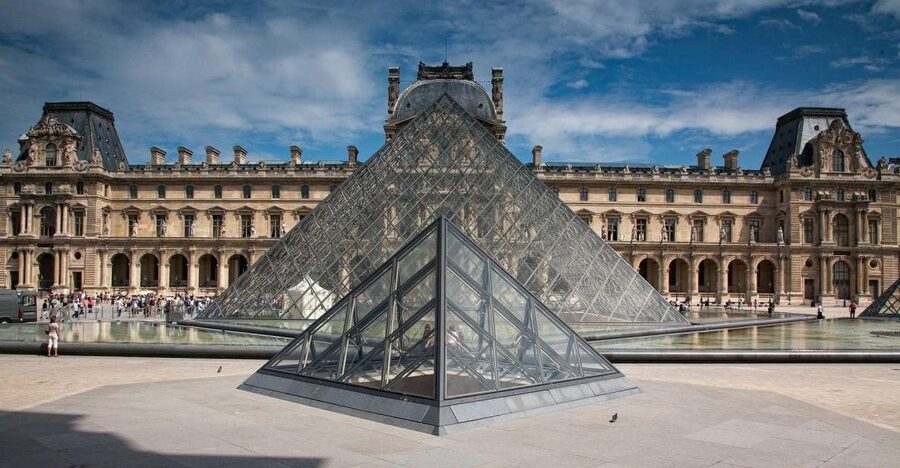 Paris: Louvre Masterpieces Private Tour with Reserved Entry - Entering through the Louvre’s reserved route