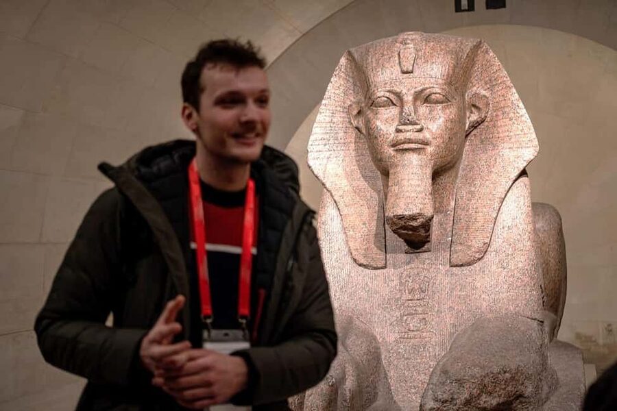 Paris: Louvre Masterpieces Tour with Pre-Reserved Tickets - Entering with pre-reserved tickets