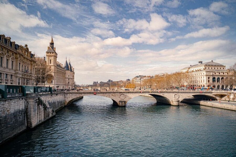 Paris: Louvre Museum Entry Ticket With Host and River Cruise - How the itinerary works in real life
