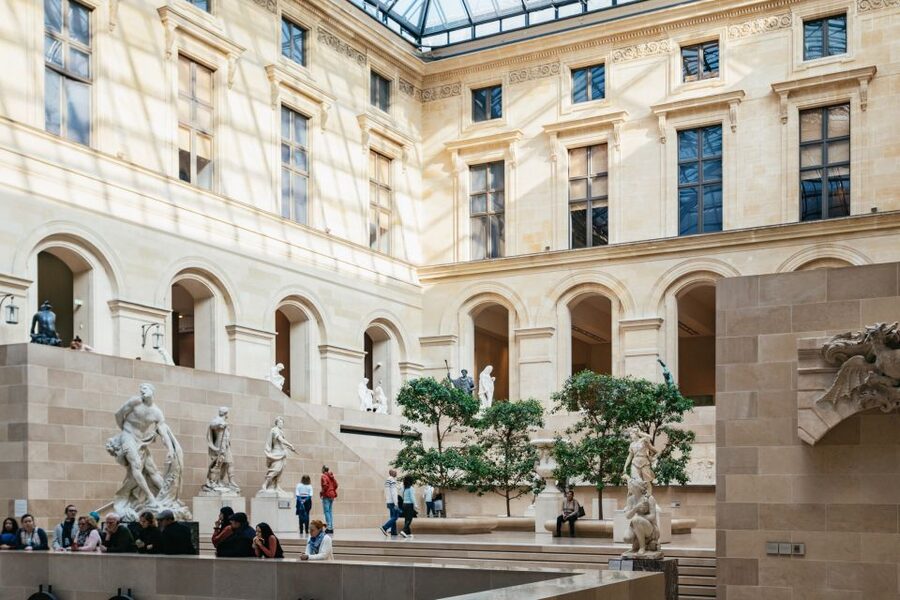 Paris: Louvre Museum Entry Ticket With Host and River Cruise - Planning your Louvre route around the Mona Lisa