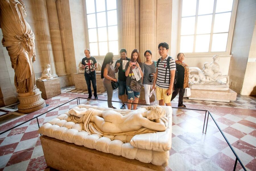 Paris: Louvre Museum Guided Tour - A route through a very crowded museum
