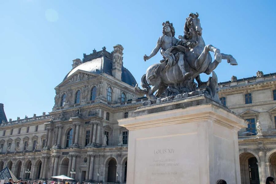 Paris: Louvre Museum Highlights Small-Group Guided Tour - Inside the Louvre: the famous works first