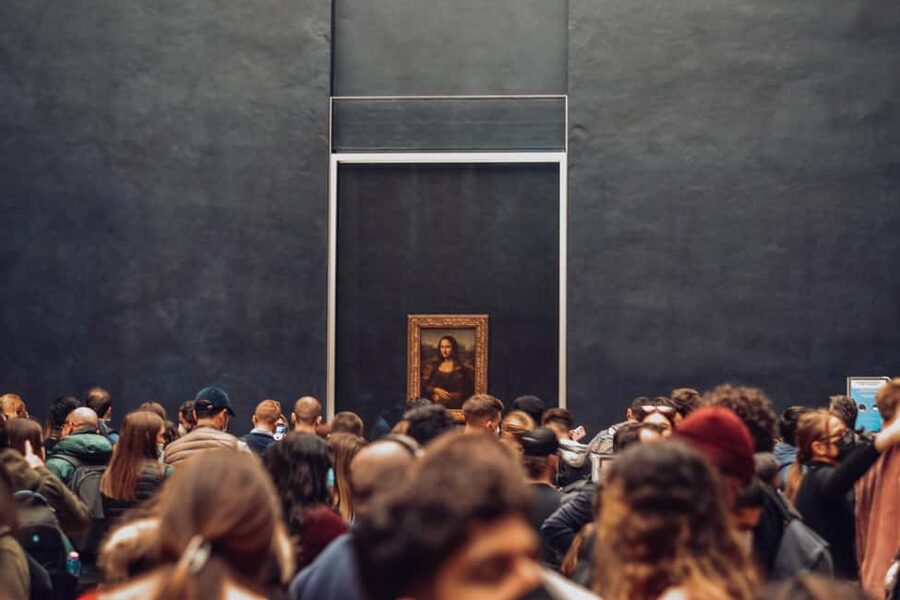 Paris: Louvre Museum Hosted Entry and Mona Lisa Audioguide - Meeting the host on Rue de Rivoli