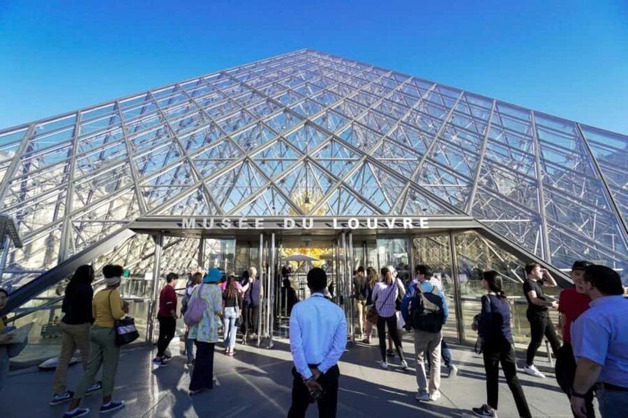 Paris: Louvre Museum Hosted Entry and Mona Lisa Audioguide - Timed entry and the Louvre security line