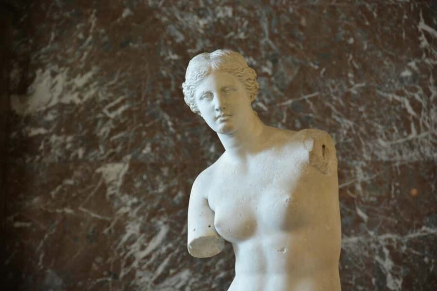 Paris: Louvre Museum Hosted Entry & Masterpieces Audio Guide - What this Louvre ticket really includes