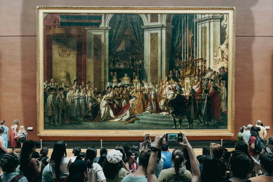 Paris: Louvre Museum Hosted Entry & Masterpieces Audio Guide - Security, bags, and the first moments inside