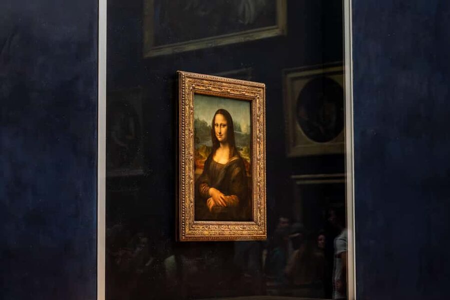 Paris: Louvre Must-See Tour with Reserved Entry Ticket - Practical limits inside the museum