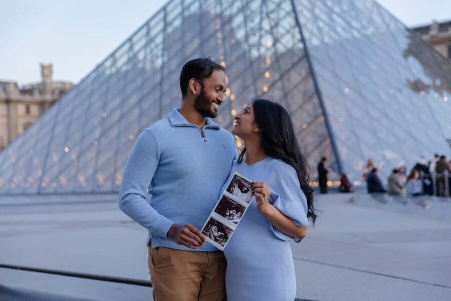 Paris: Louvre photoshoot or Seine bridges Eiffel Tower walk - Choosing between a Seine walk and one landmark