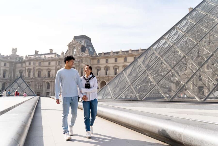 Paris: Louvre photoshoot or Seine bridges Eiffel Tower walk - Walking toward Notre Dame or the Eiffel Tower
