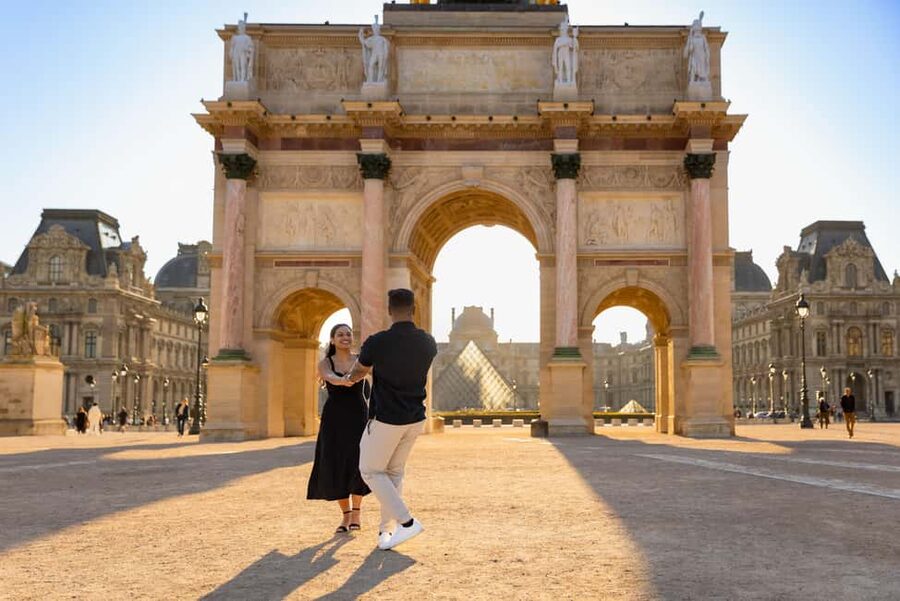 Paris: Louvre photoshoot or Seine bridges Eiffel Tower walk - Timing, meeting points and what to bring