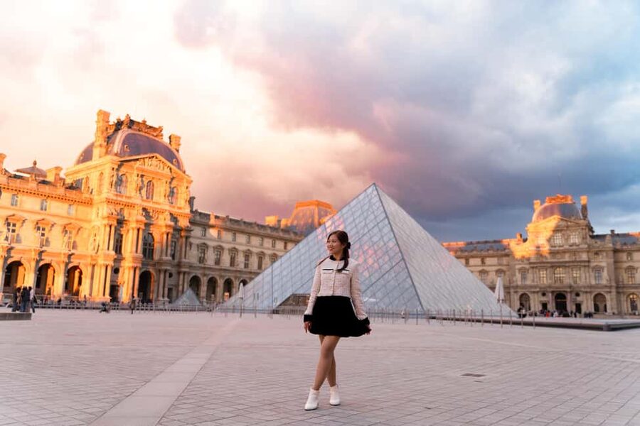 Paris: Louvre photoshoot or Seine bridges Eiffel Tower walk - Who will get the most from this photo shoot