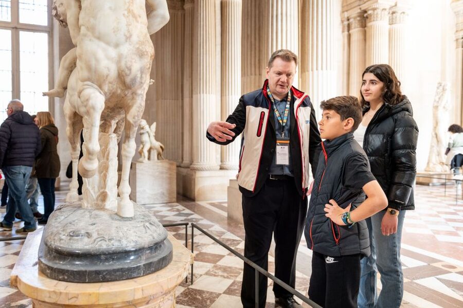 Paris: Louvre Private Family Tour for Kids + Reserved Entry - The Mona Lisa, La Joconde, and the crowd