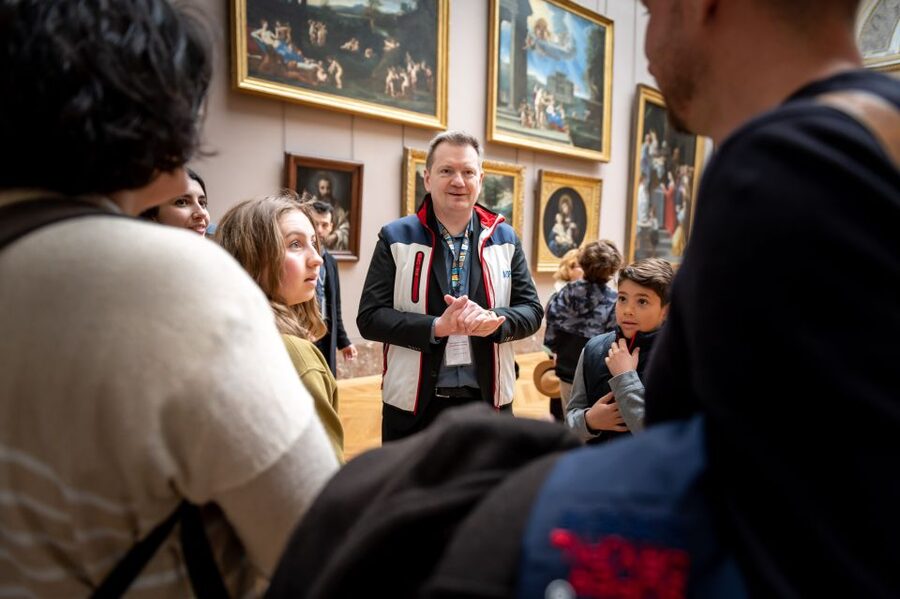 Paris: Louvre Private Family Tour for Kids + Reserved Entry - Venus de Milo and the stories children remember
