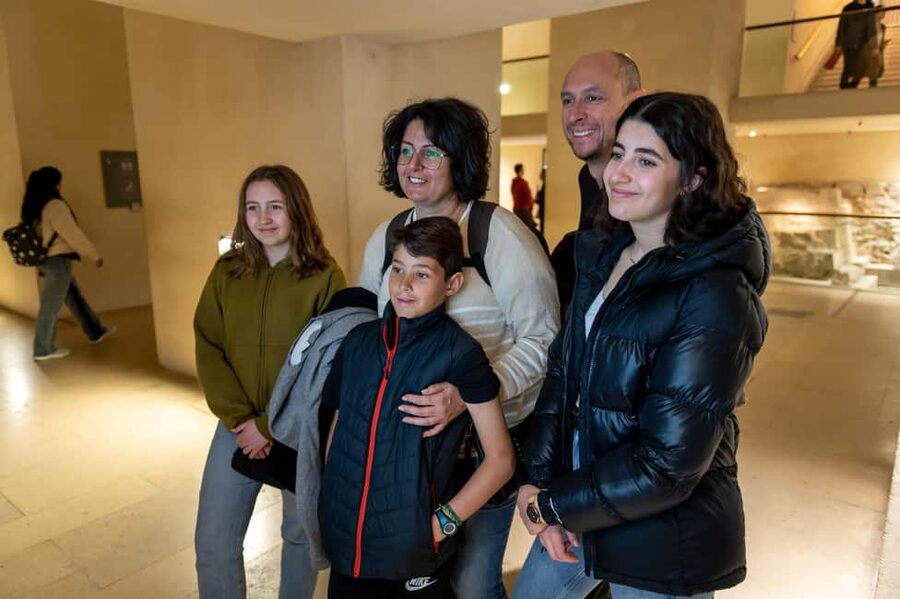 Paris: Louvre Private Family Tour for Kids + Reserved Entry - What adults get from the experience