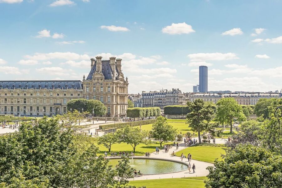 Paris: Louvre Private Family Tour for Kids + Reserved Entry - A private route through an enormous museum