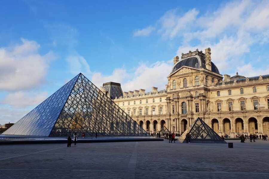 Paris: Louvre Reserved Ticket and River Cruise Combo - Arriving at the Louvre near Palais Royal