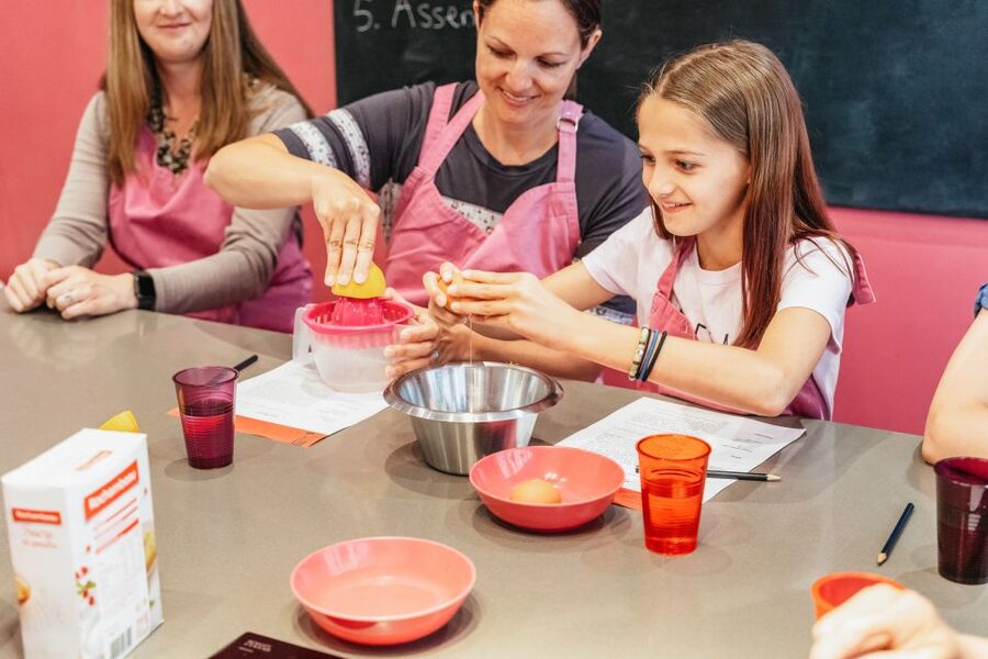 Paris: Macarons Cooking Class with Pâtisserie Chef Noémie - Tea, coffee, and a final pastry conversation