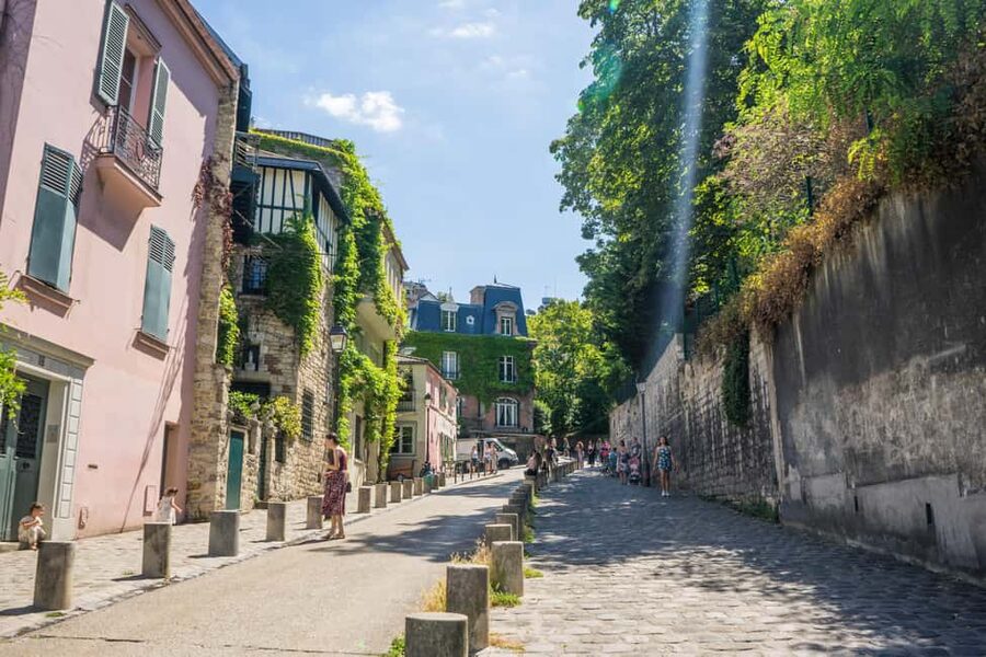 Paris Montmartre: 2-Hour City Tour in German - Two hours, used well