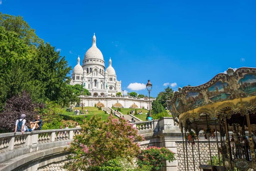 Paris Montmartre: 2-Hour City Tour in German - Moulin Rouge and Montmartre’s theatrical side