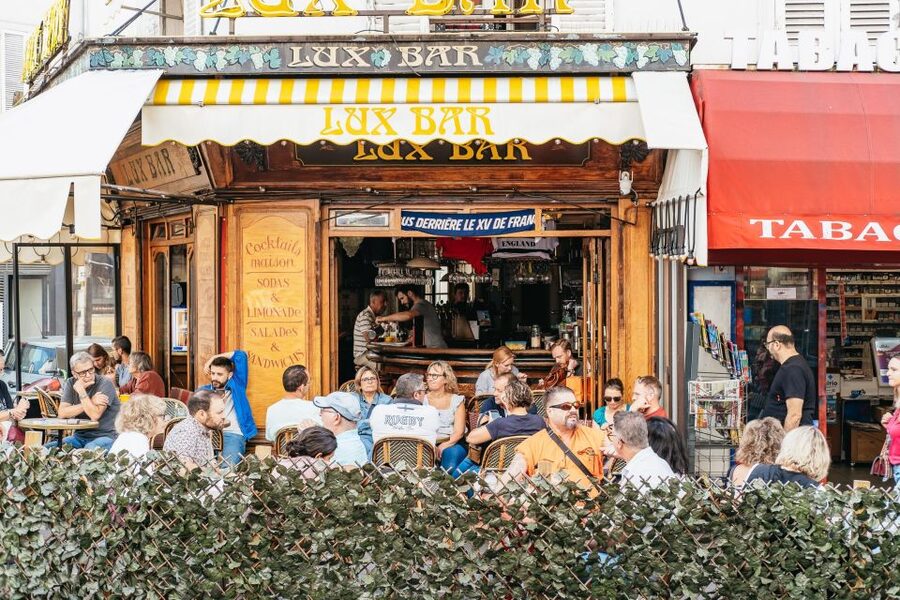 Paris: Montmartre Food and Wine Guided Tour - Seafood, wine, and a family-owned institution