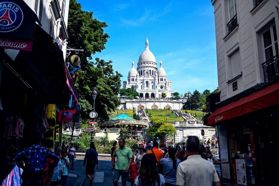 Paris: Montmartre Food Tasting Walking Tour with Secret Dish - A food walk with Montmartre as its dining room