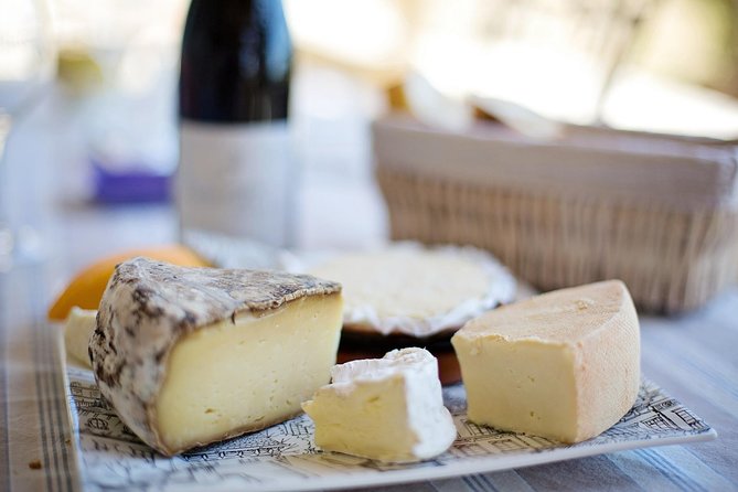 Paris Montmartre Food Tour - A Full French Meal by Do Eat Better - Place du Tertre Brings Cheese and Artists