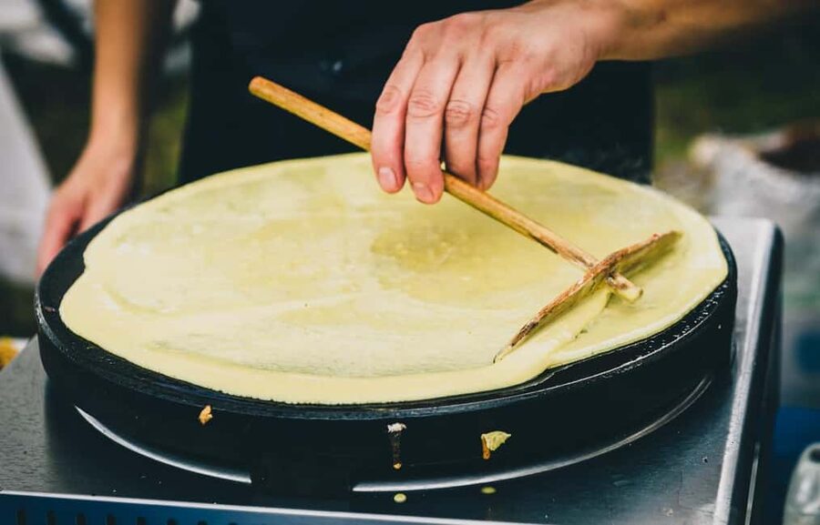 Paris: Montmartre Food Tour with Full Meal - Place du Tertre, artists, and a generous main dish