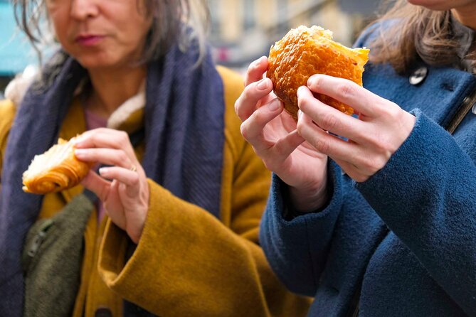 Paris Montmartre Food & Wine Tour with Eating Europe - Oysters at La Mascotte, a Montmartre classic