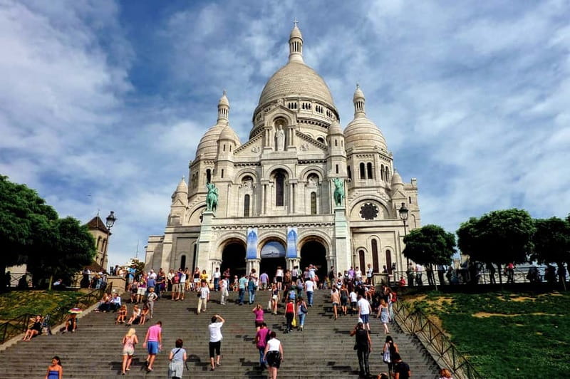 Paris: Montmartre Hidden Gems and Highlights Walking Tour - Place du Tertre and the artist square