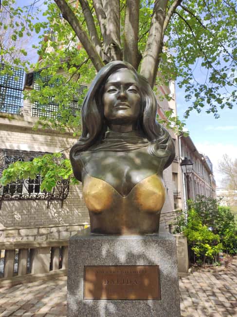 Paris : Montmartre highlights walking tour - Guides who shape the experience