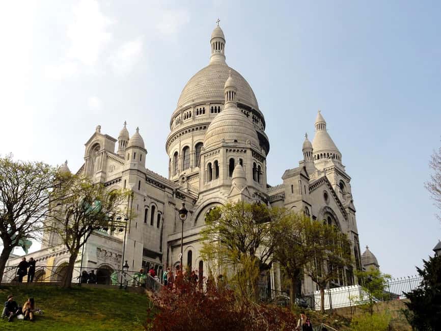 Paris : Montmartre highlights walking tour - Meeting the guide at Place Blanche