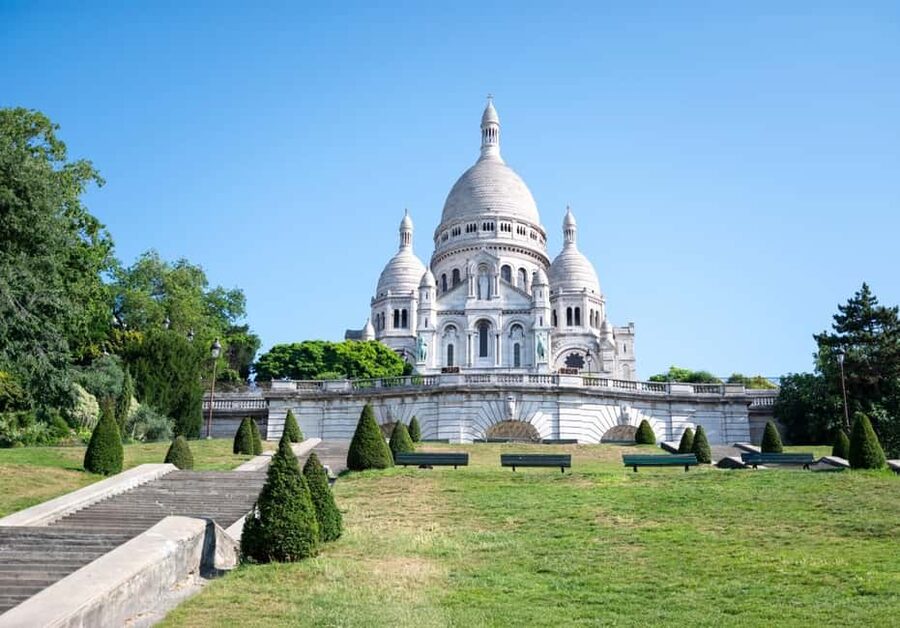 Paris: Montmartre, Notre-Dame, & Louvre Tour with Cruise - Starting in Montmartre at Place des Abbesses