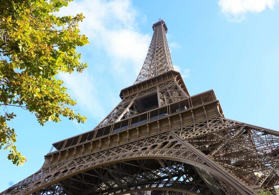 Paris: Montmartre, Notre-Dame, & Louvre Tour with Cruise - Medieval Paris on Île de la Cité