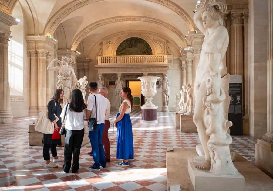Paris: Montmartre, Notre-Dame, & Louvre Tour with Cruise - Finishing on the Seine