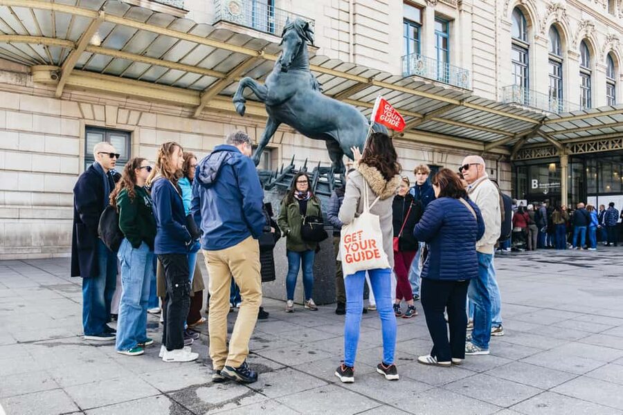 Paris: Musée d'Orsay Guided Tour with Skip-the-Line Tickets - What the crowds mean for your visit