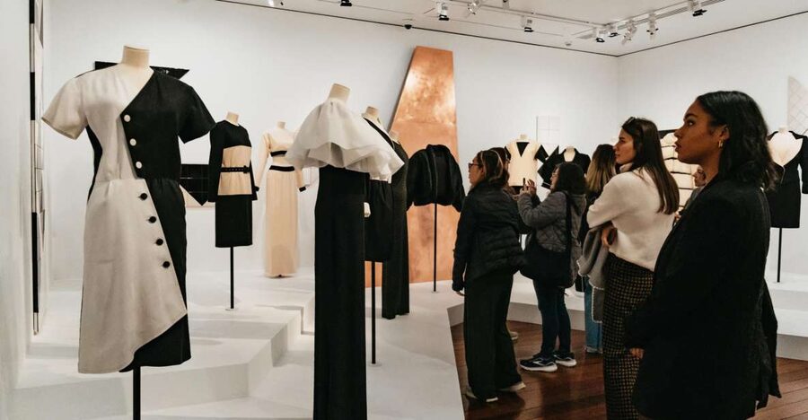 Paris: Musée Yves Saint Laurent Before Opening Hours Tour - Entering the 16th arrondissement before the crowds