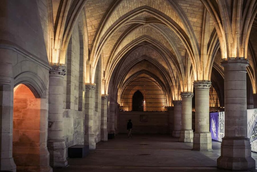 Paris: Notre Dame and Île de la Cité Walking Tour - Passing Sainte-Chapelle, Conciergerie, and Hôtel-Dieu