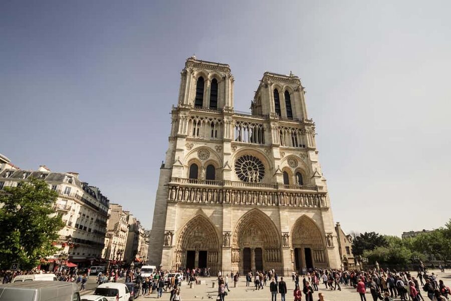 Paris: Notre Dame and Île de la Cité Walking Tour - What the small group changes