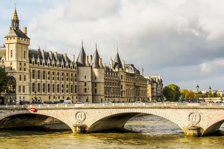 Paris: Notre Dame and Île de la Cité Walking Tour - Guide quality and the role of storytelling