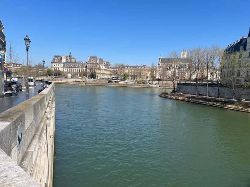 Paris: Notre-Dame Cathedral Exterior Tour & Free Entrance - Languages, clothing, and practical planning