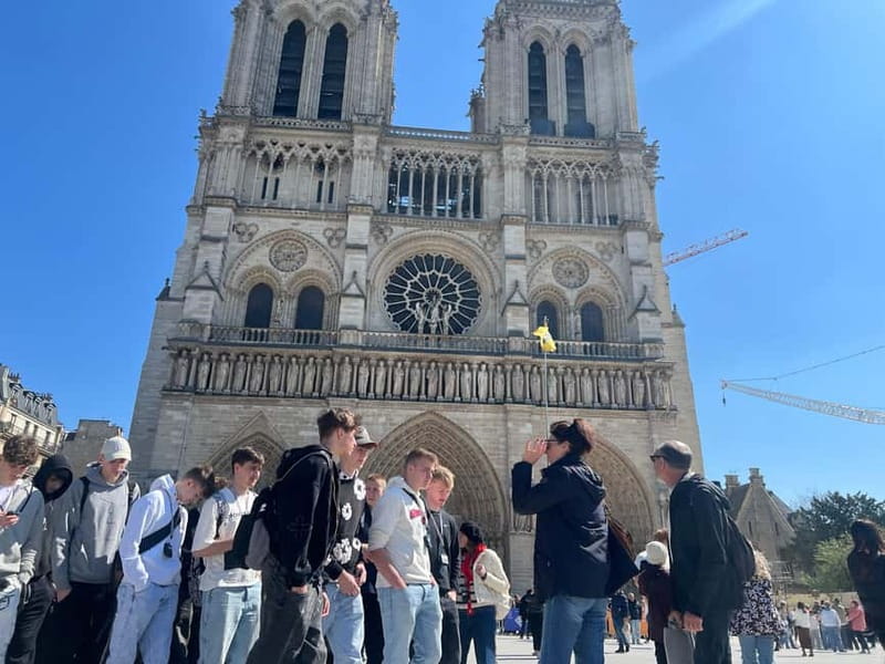 Paris: Notre-Dame Cathedral Exterior Tour & Free Entrance - Meeting points and the walk to Île de la Cité