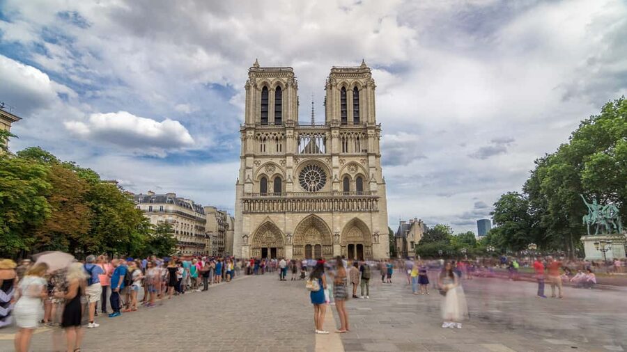 Paris: Notre Dame Cathedral Exterior Tour with Free Entry - From guided walk to the free admission queue
