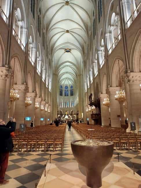 Paris: Notre Dame Cathedral Guided Tour of the Neighborhood - A compact walk around the cathedral district