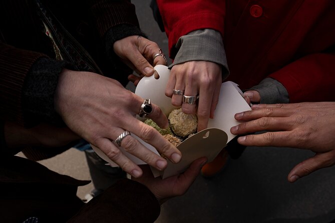 Paris: Pastries & Tragedies - A sweet tour of Montmartre - Guide Loïc and the small-group format
